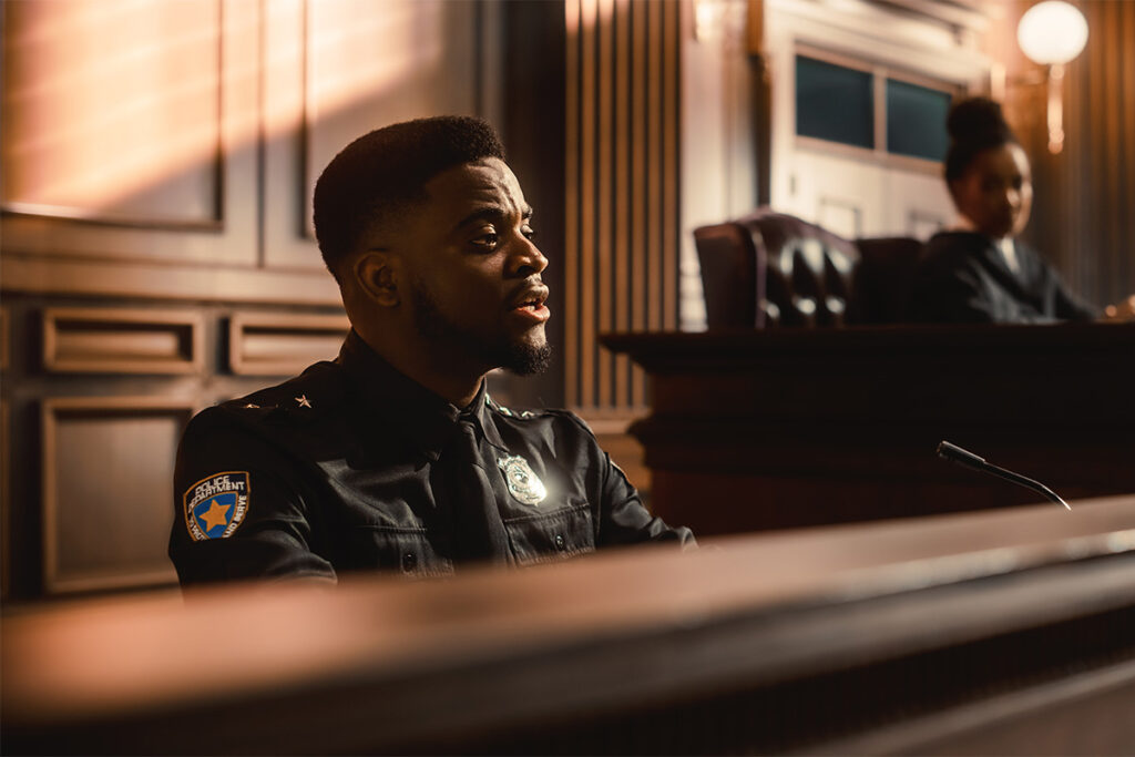 法庭上的保安人员