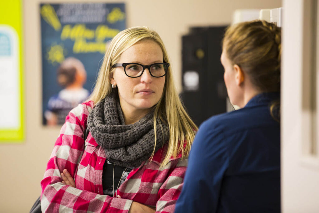 两个女人互相交谈