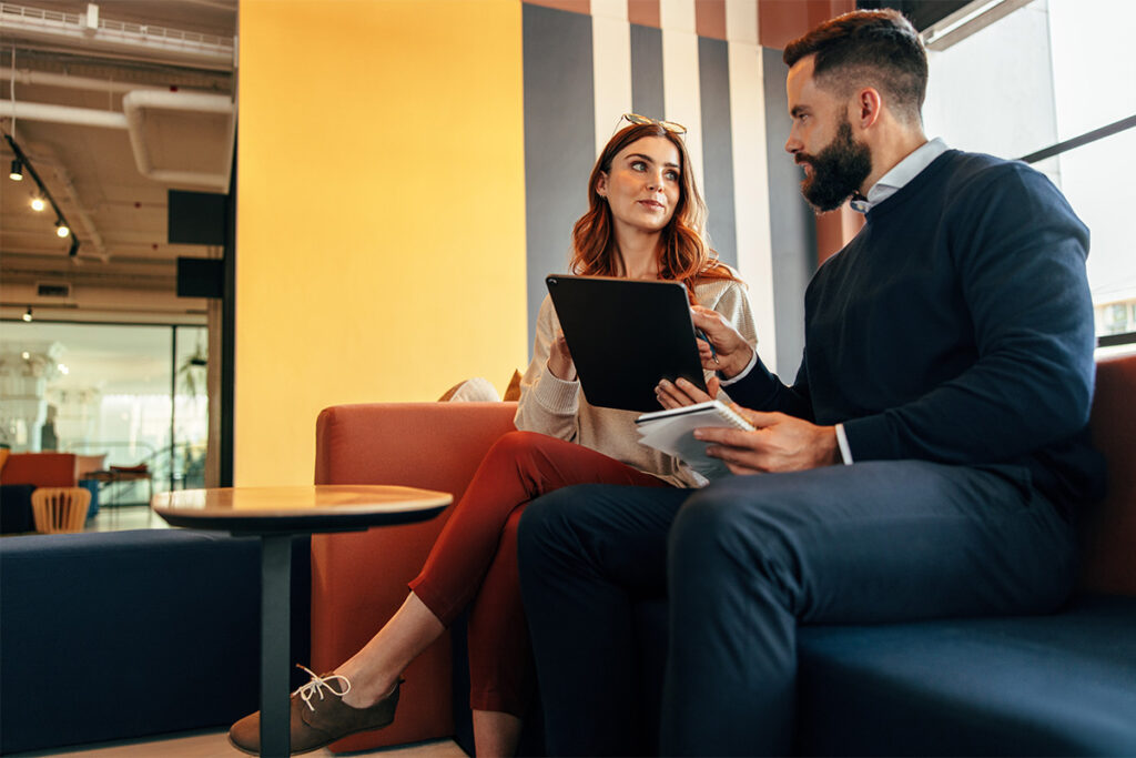 两个人互相交谈