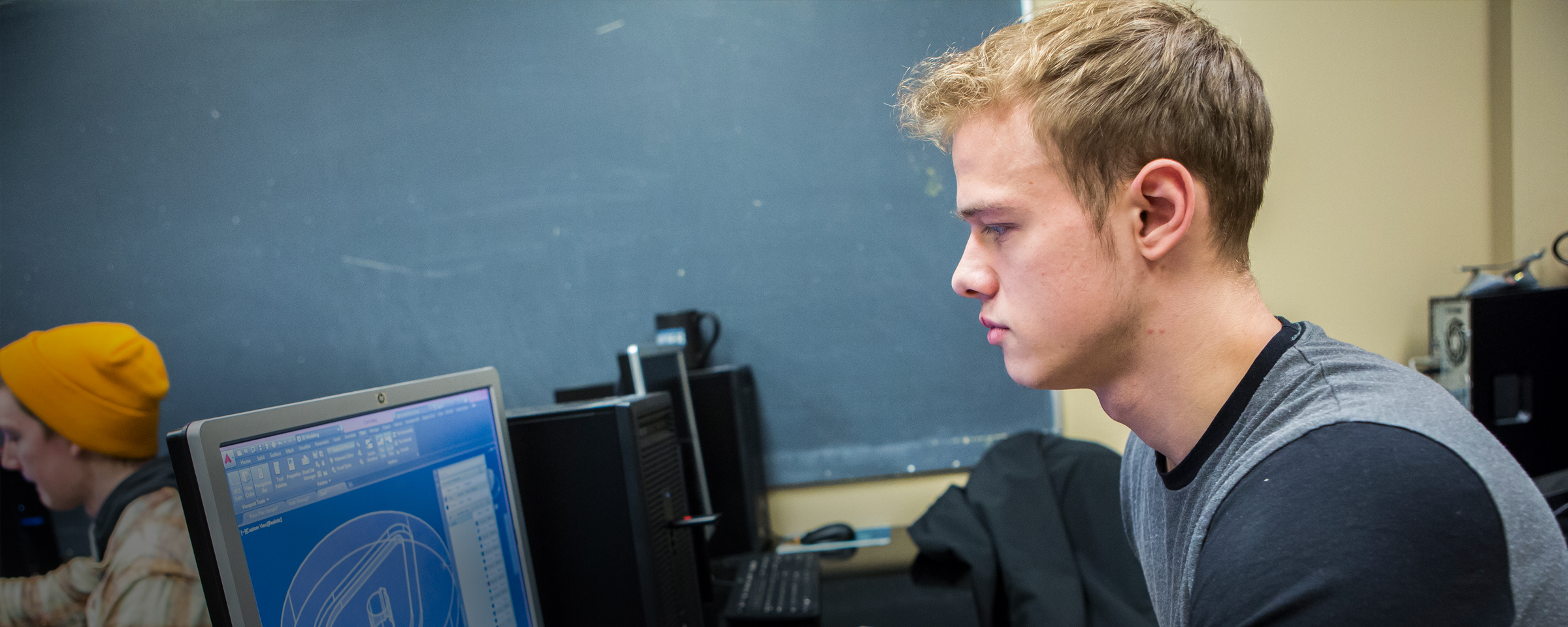 学生在计算机实验室的计算机屏幕上查看 CAD 绘图