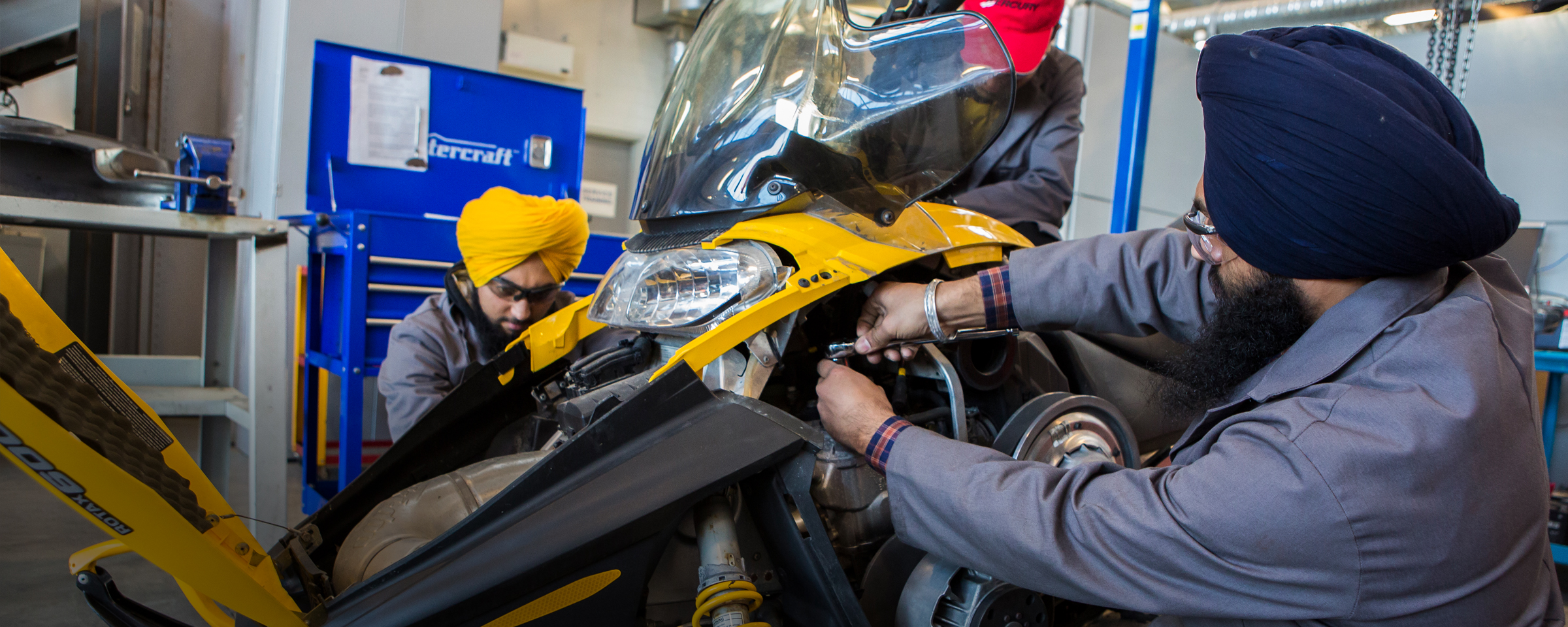 机械师检查摩托艇