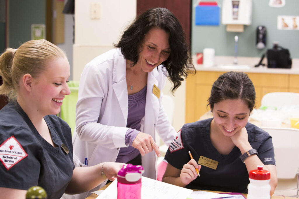 护理讲师与两名护理学生交谈