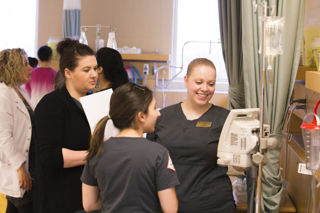 护理学生学习如何使用医疗设备