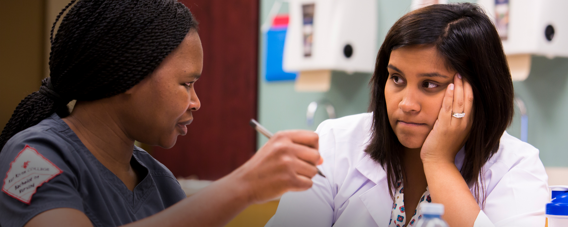 两名护士在医院环境中互相交谈