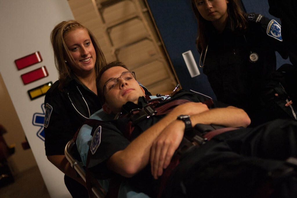 辅助医学专业的学生练习推担架上的病人