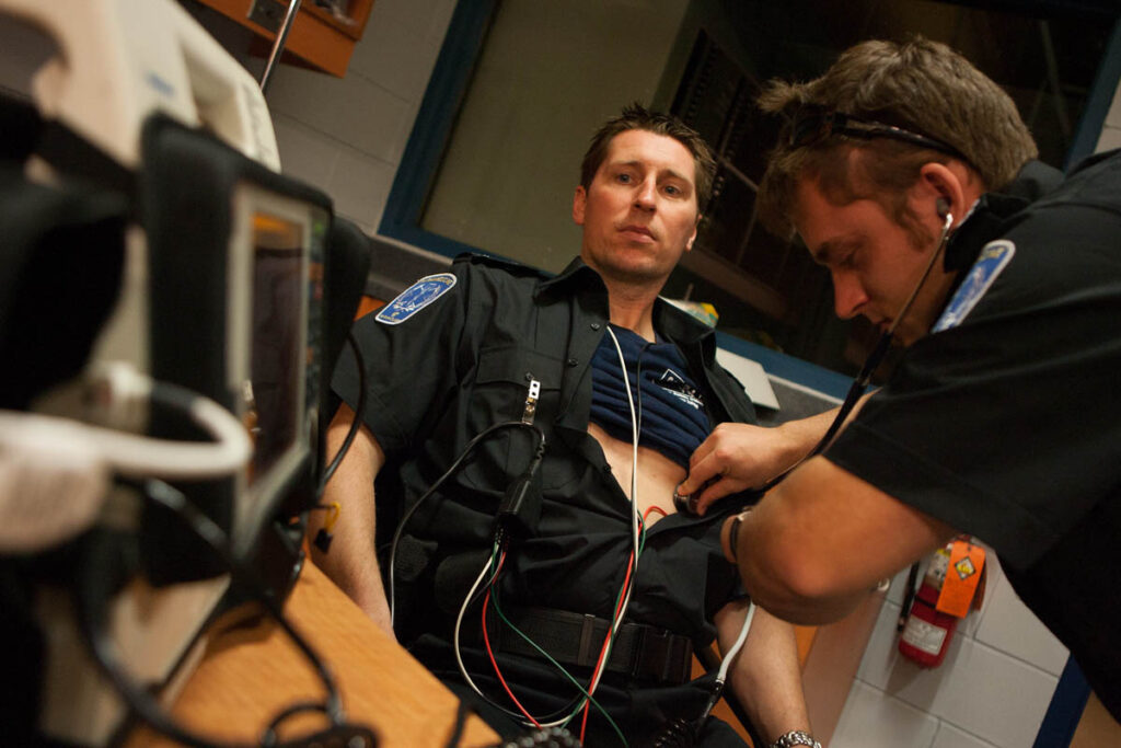 辅助医学学生练习将心电图电极连接到患者