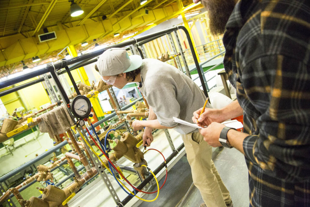 讲师教学生如何读取连接到多个管道的仪表