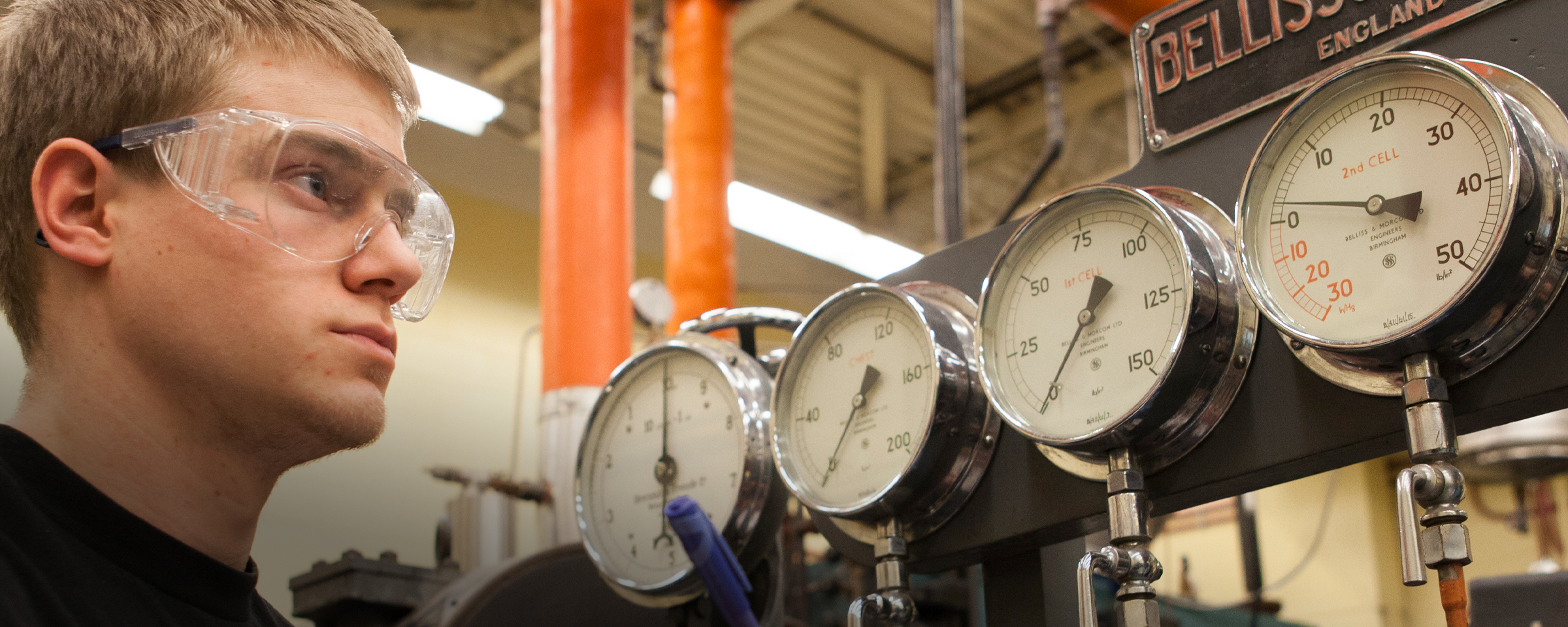 电力工程师查看仪表