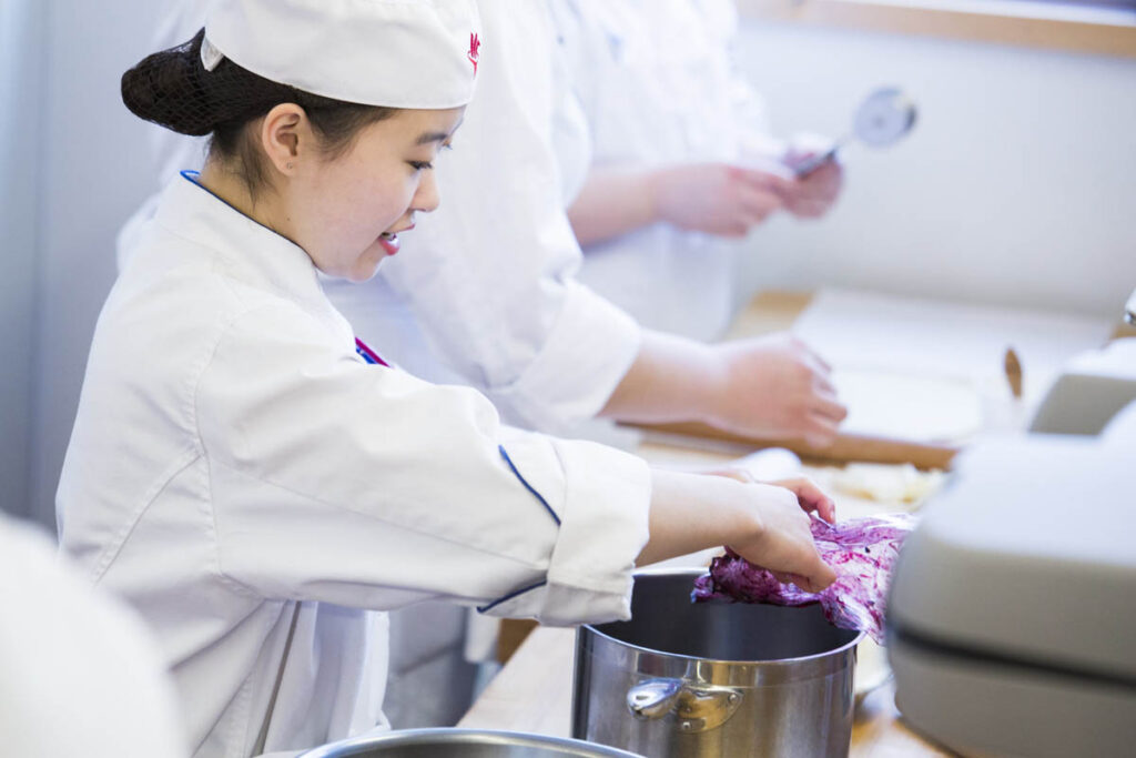 面包师将配料放入锅中