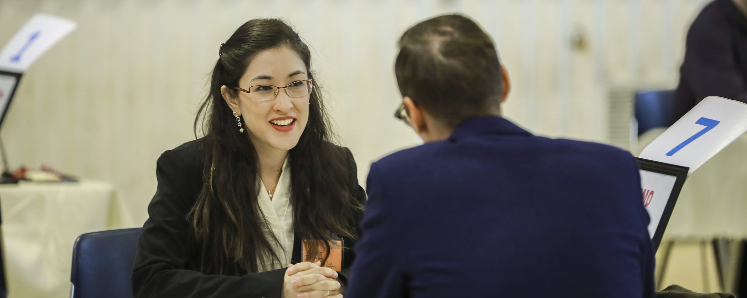 求职面试中坐在对面的一位女士和一位男士