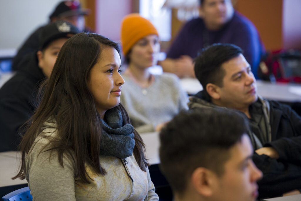 一群学生在教室里听老师讲课