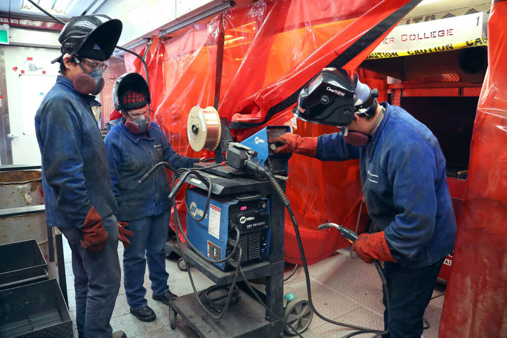 汽车涂装店里的讲师和学生