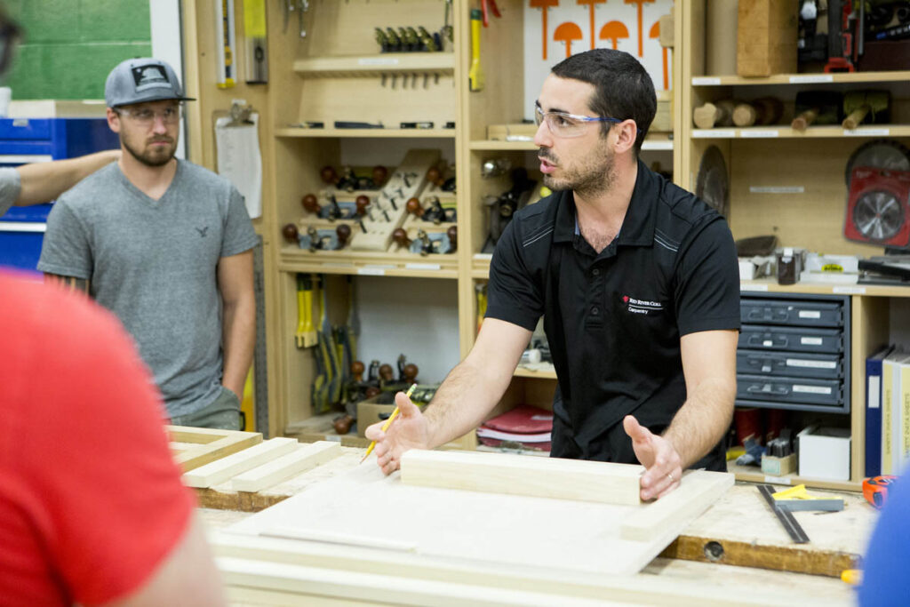 教练在木材店与学生交谈