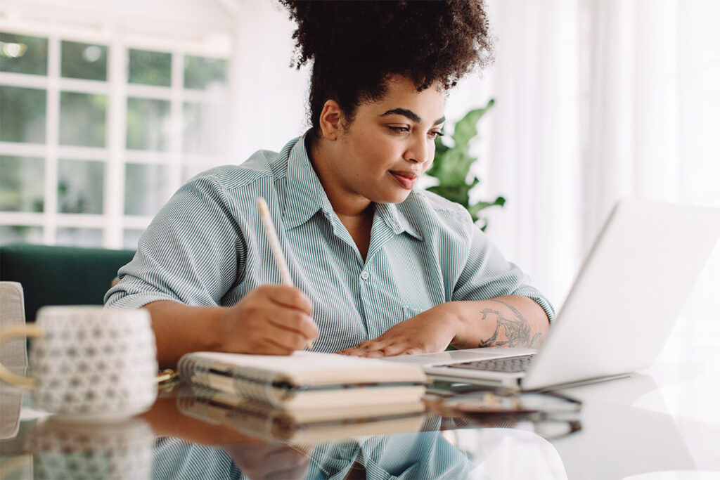 使用笔记本电脑工作的女士