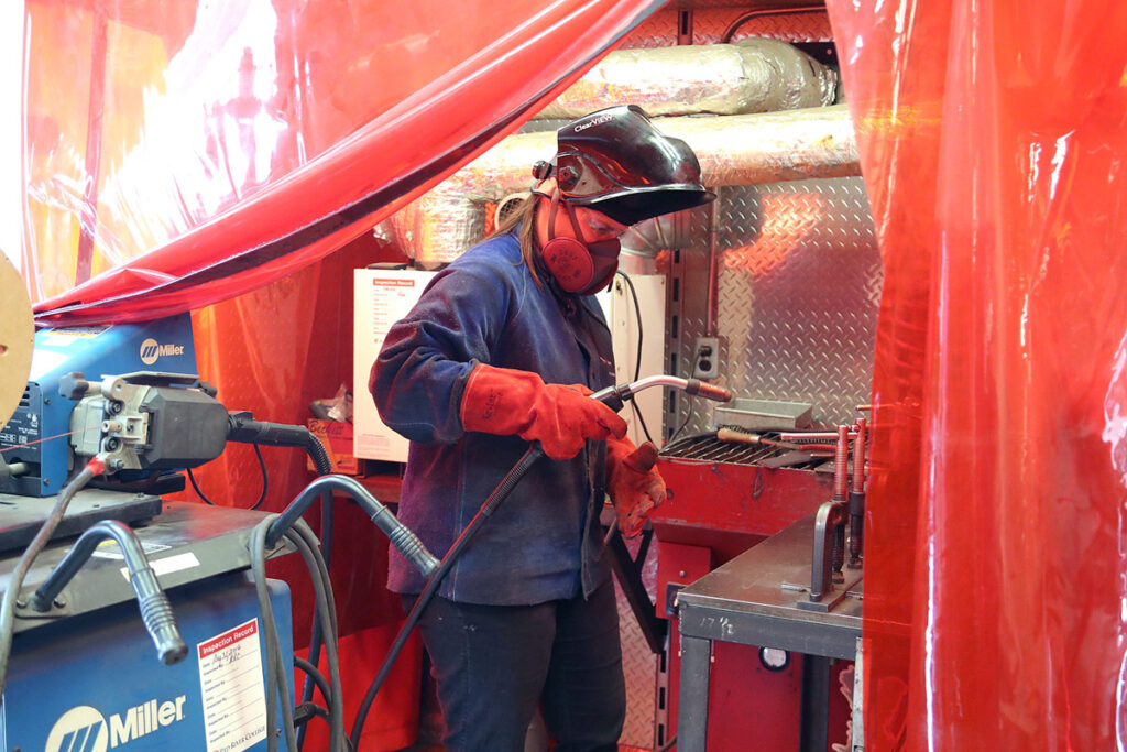 焊接车间的学生