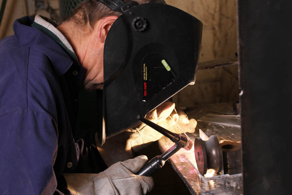 焊接车间的学生