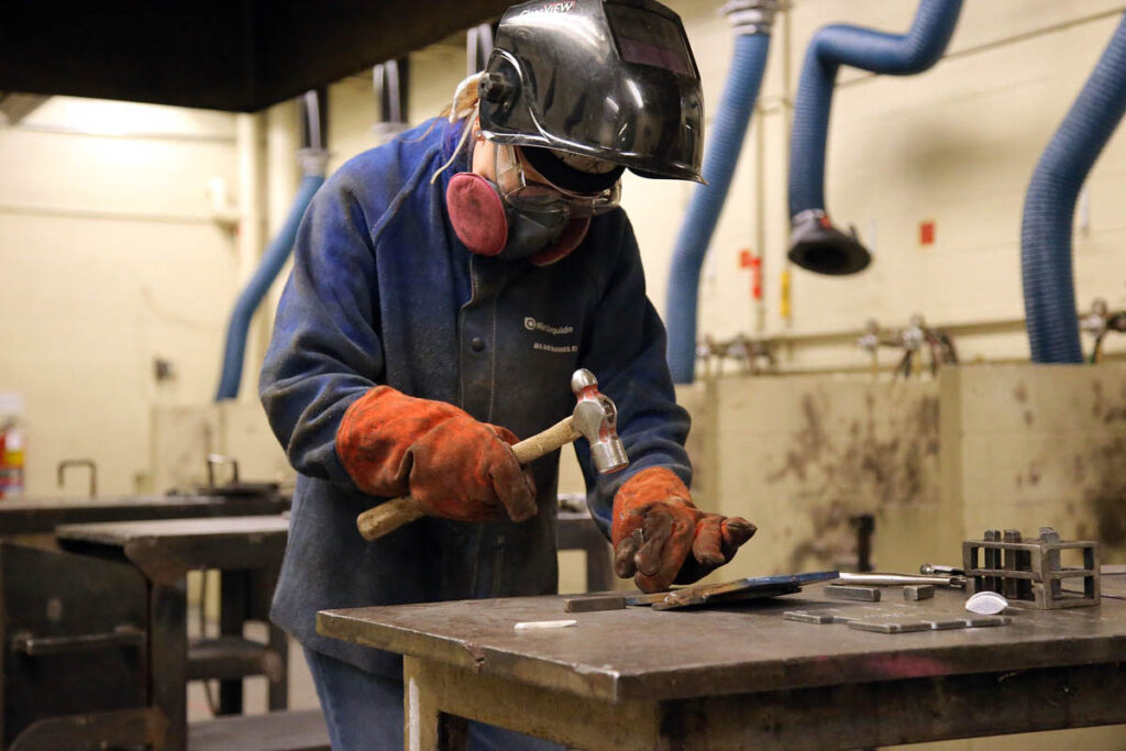 焊接车间的学生