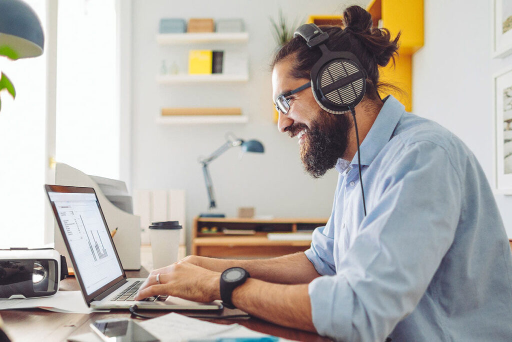 坐在笔记本电脑前的男人