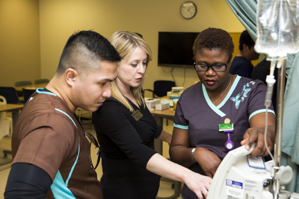 护理讲师向学生展示如何操作医疗设备