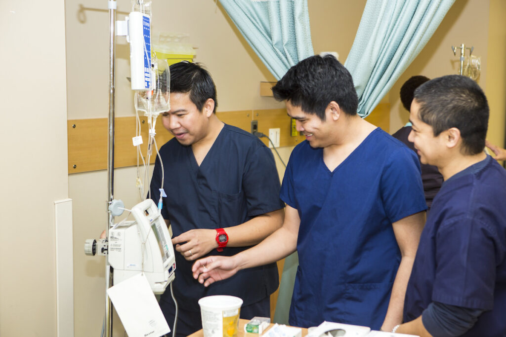 护理讲师向学生展示如何操作医疗设备