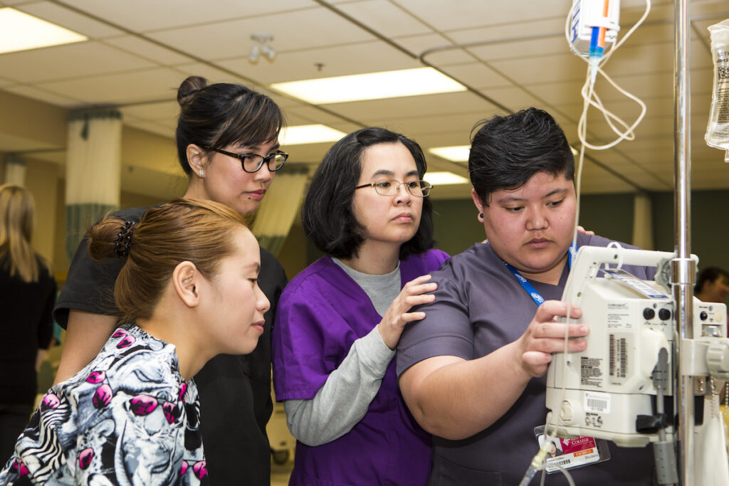 护理讲师向学生展示如何操作医疗设备