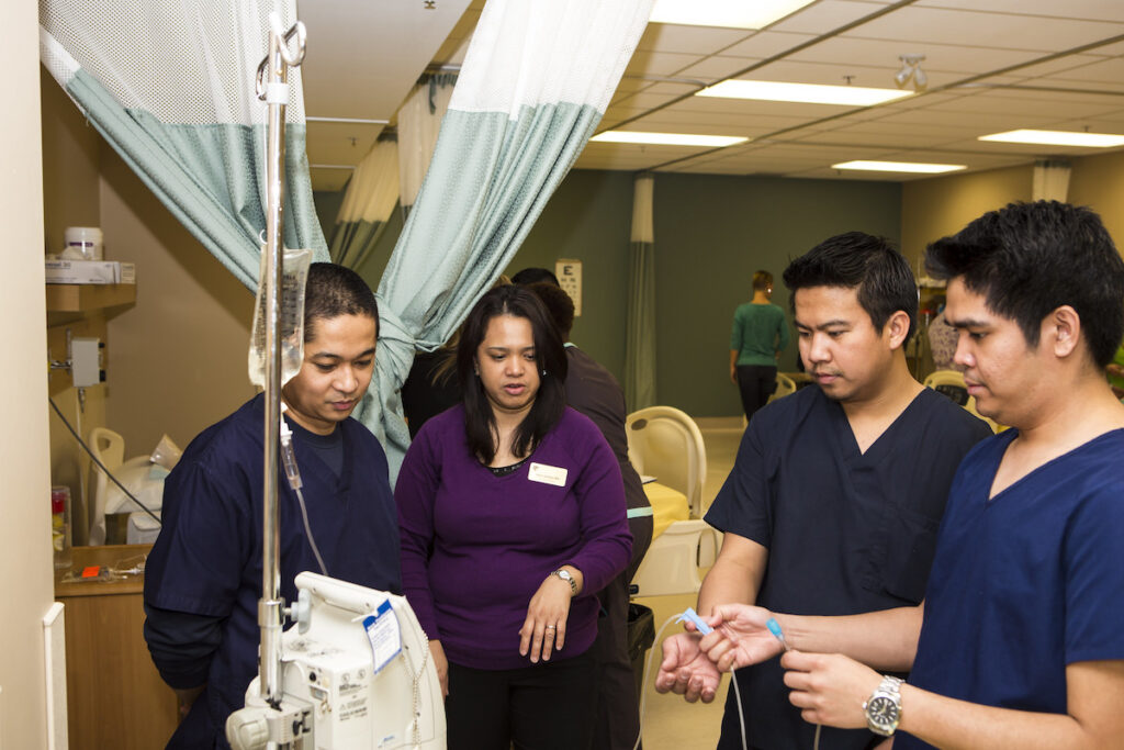 护理讲师向学生展示如何操作医疗设备