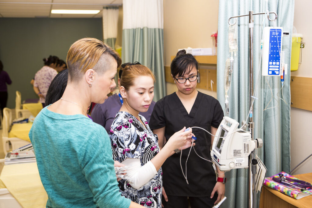 护理讲师向学生展示如何操作医疗设备