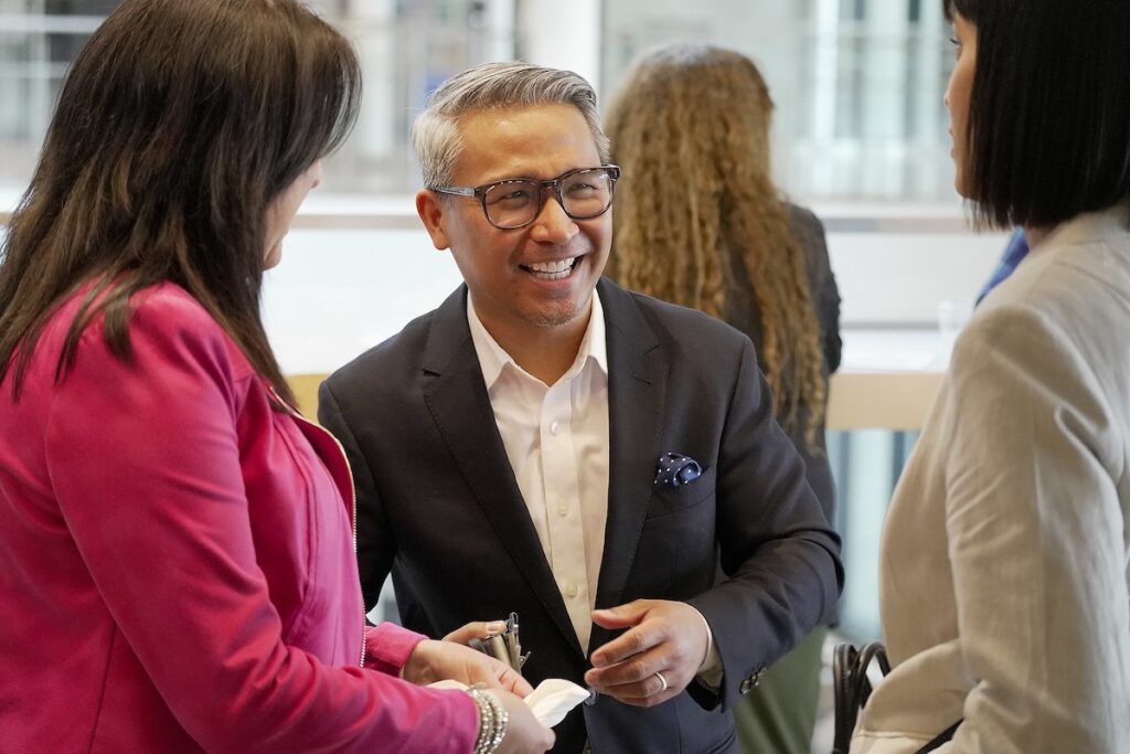 三人在活动中交流