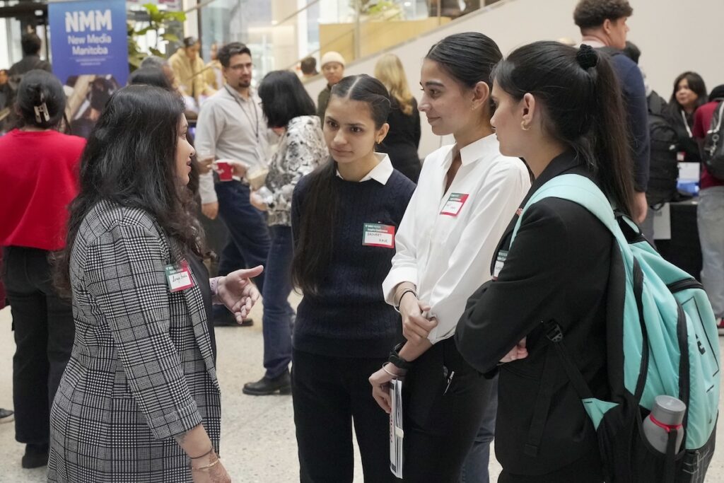 学生在会议上与雇主互动