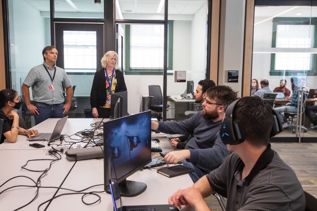 学生与讲师一起在 ACE 项目空间的行业项目中工作