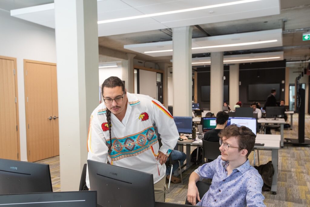 学生在 ACE 项目空间与驻场企业家一起工作