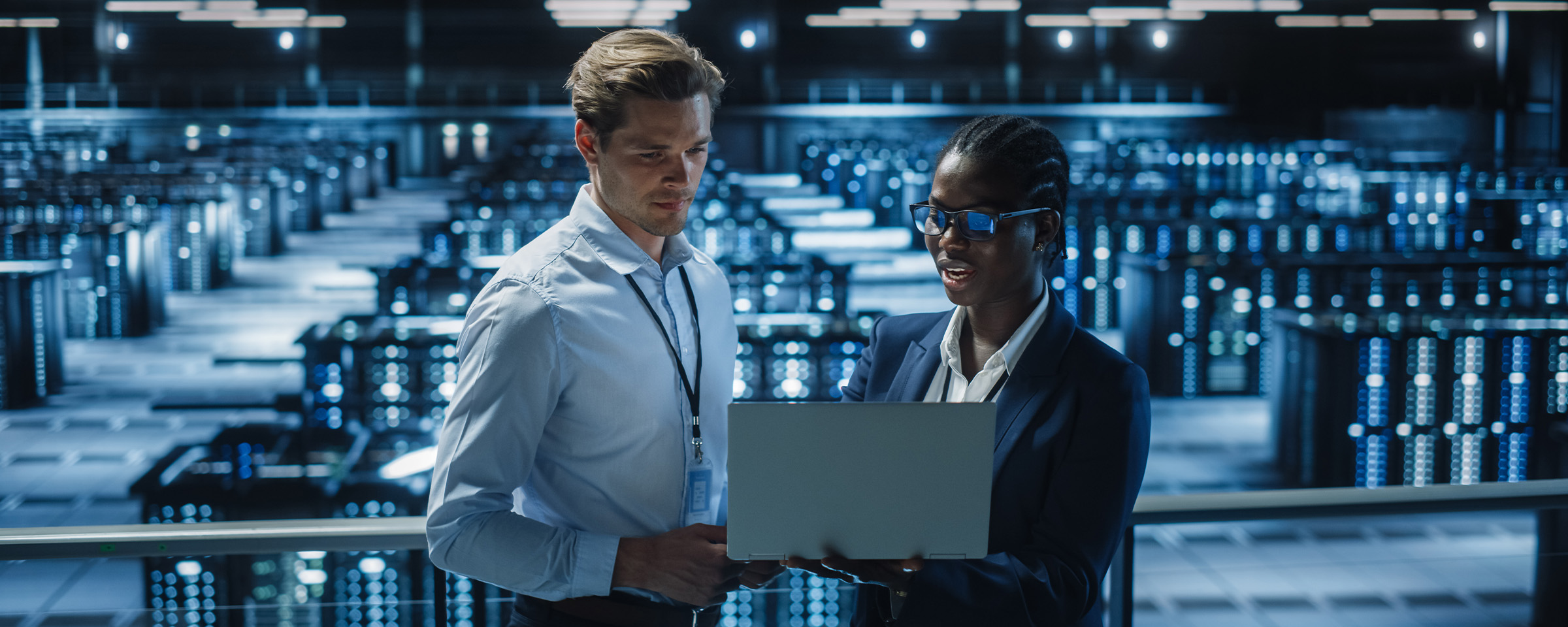 男人和女人在服务器场设置中交谈互动。