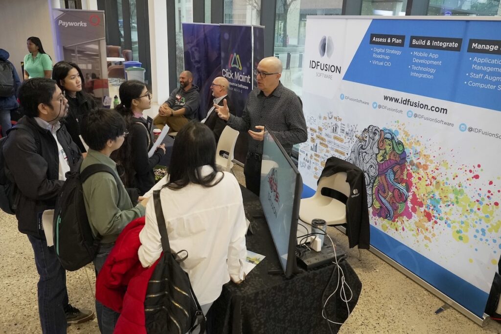 学生在会议上与雇主互动