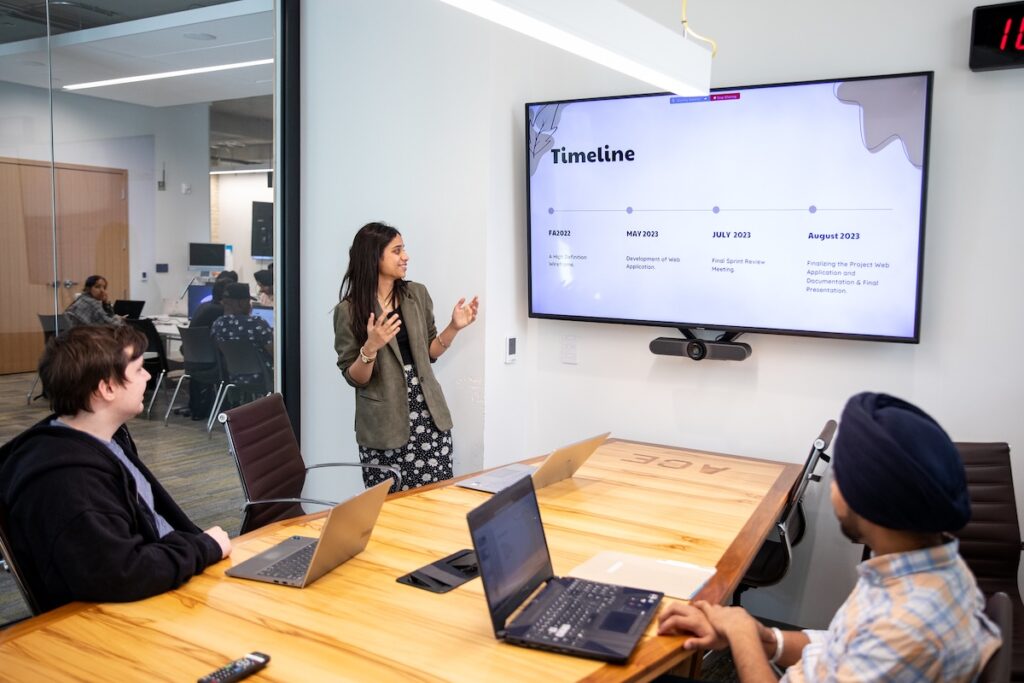 学生在董事会中介绍项目时间表