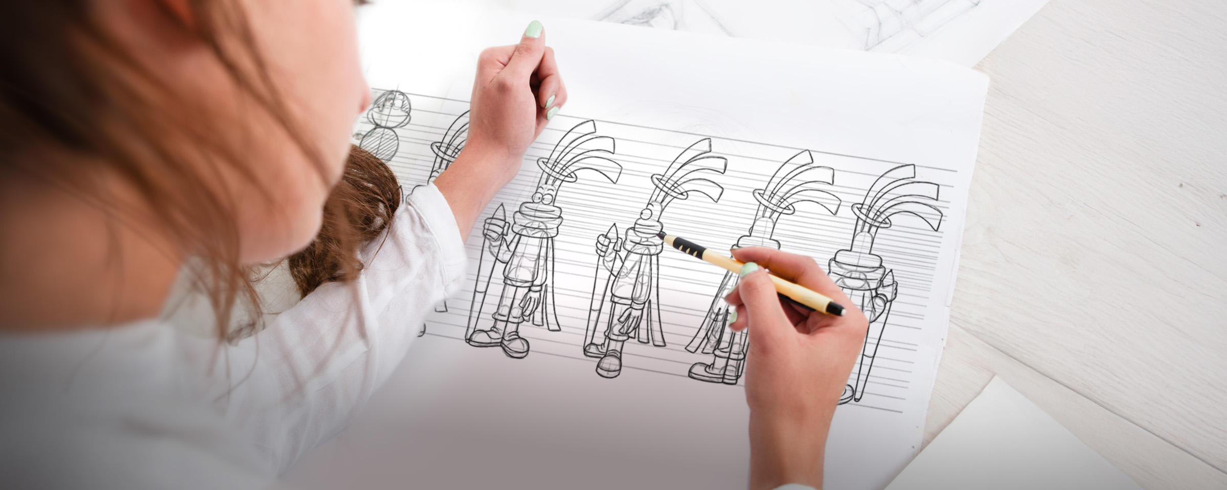 一名平面设计学生在 e8体育 的教室里从事插画项目