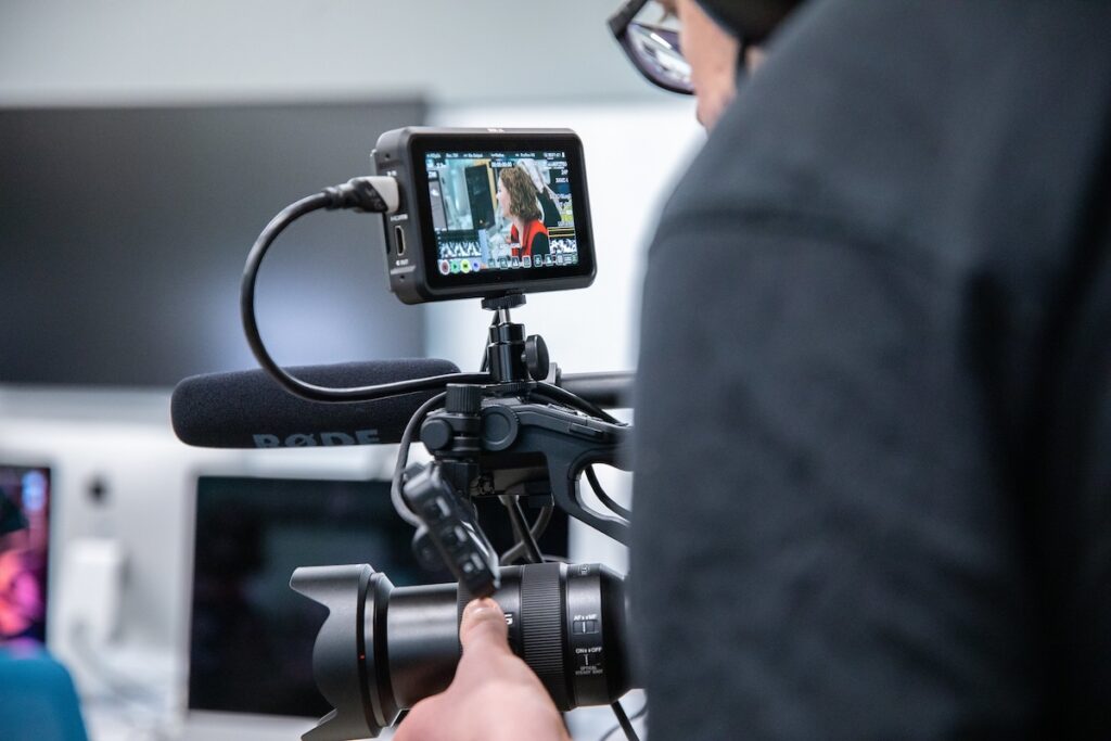 E8足球比分制作毕业生与朋友在外面庆祝，拿着文凭，穿着毕业帽和毕业袍。