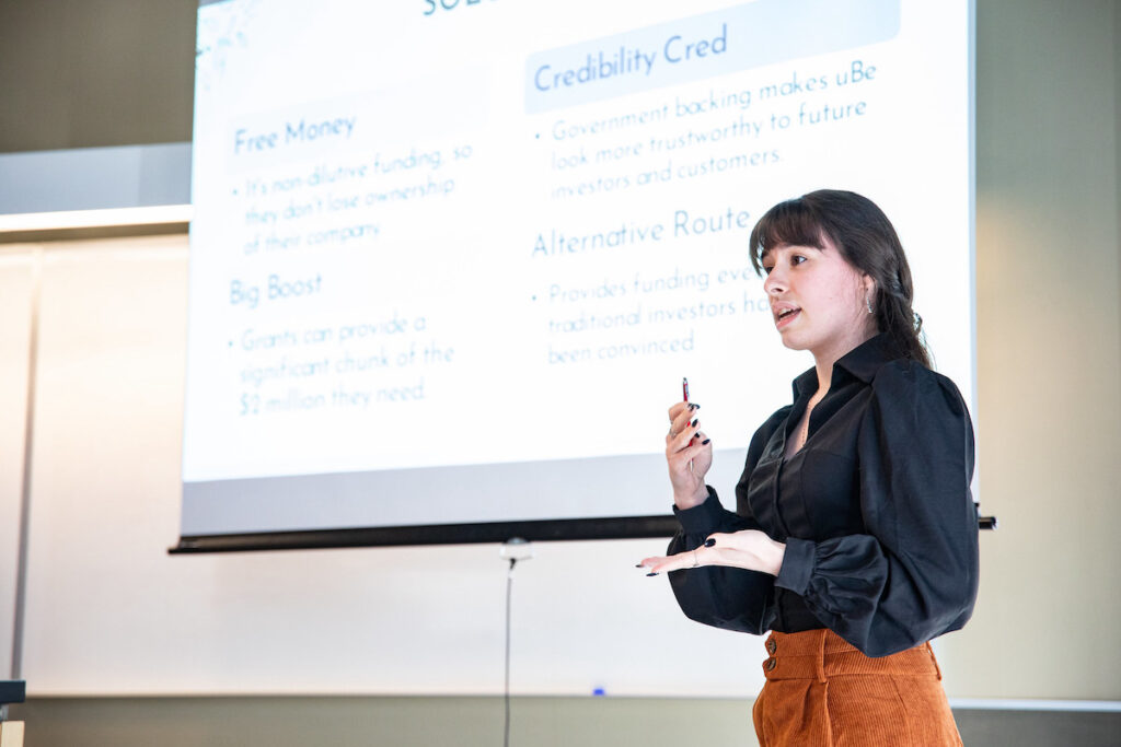 商业讲师通过投影幻灯片介绍替代融资途径