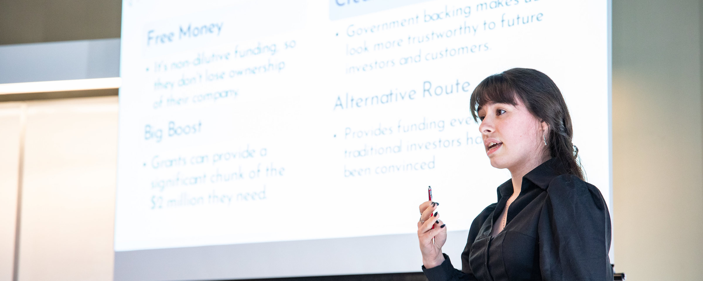 商务讲师用投影幻灯片进行演示