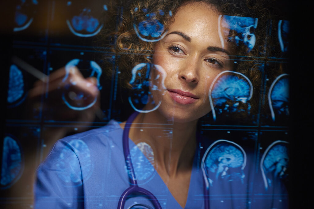 一位女医生或外科医生正在分析数字生成的人脑扫描