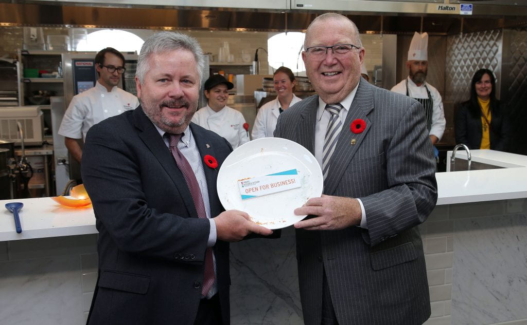 Darin Brecht 和 Ralph Eichler，草原研究厨房