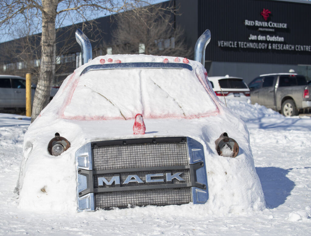 MACK 品牌卡车的雪雕。