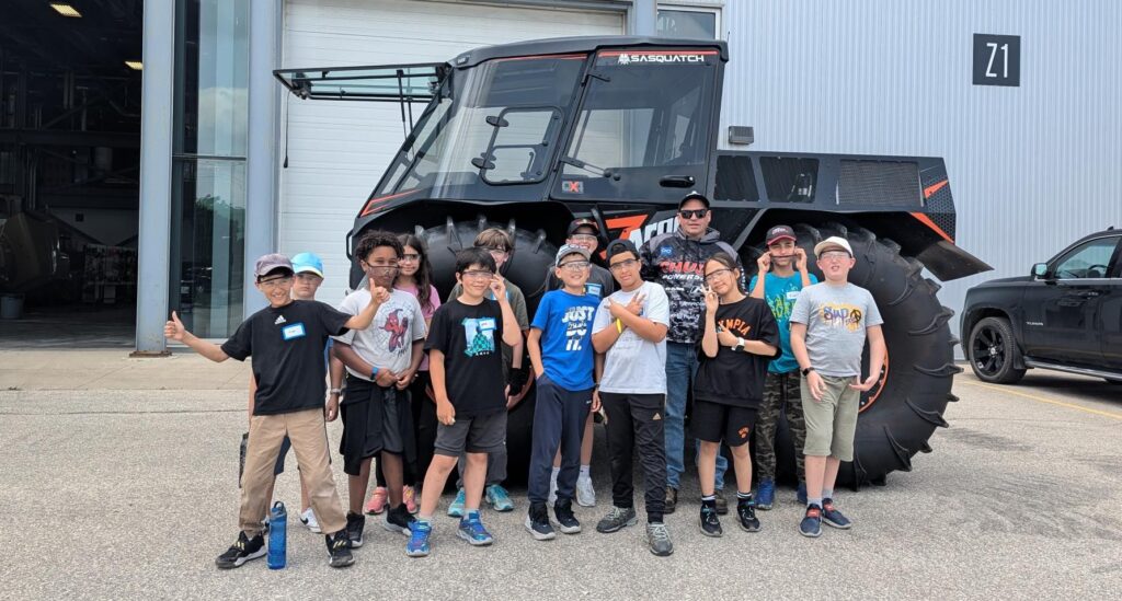 一群孩子站在外面。