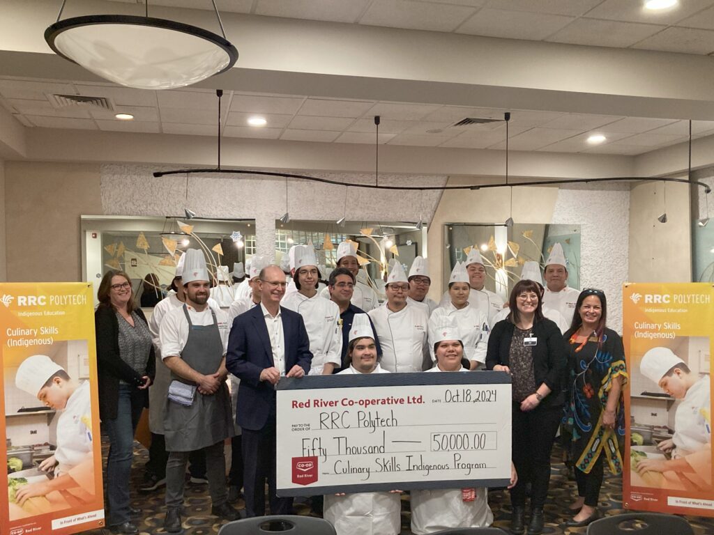 土著烹饪技能学生在红河合作社的检查演示中合影