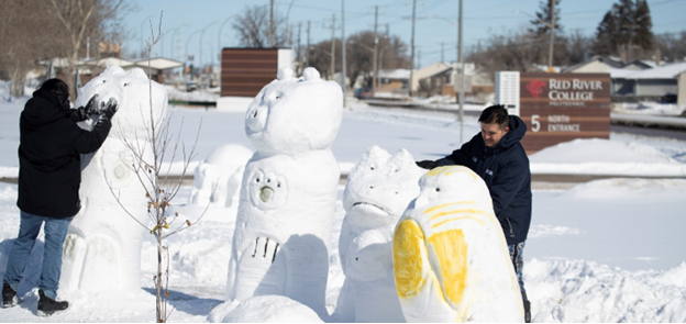 人们在 e8体育圣母院e8体育网外建造雪雕。