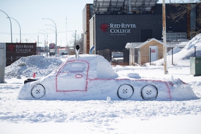 一辆汽车的雪雕。