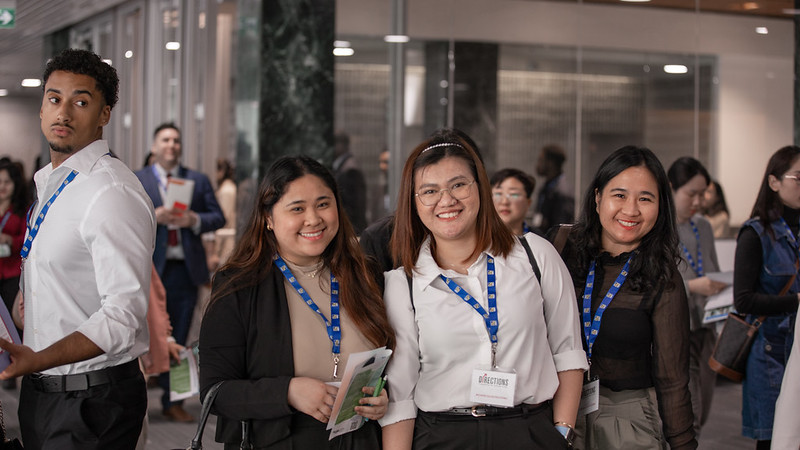 在路线商务会议上,学生们站在一起对着镜头微笑。