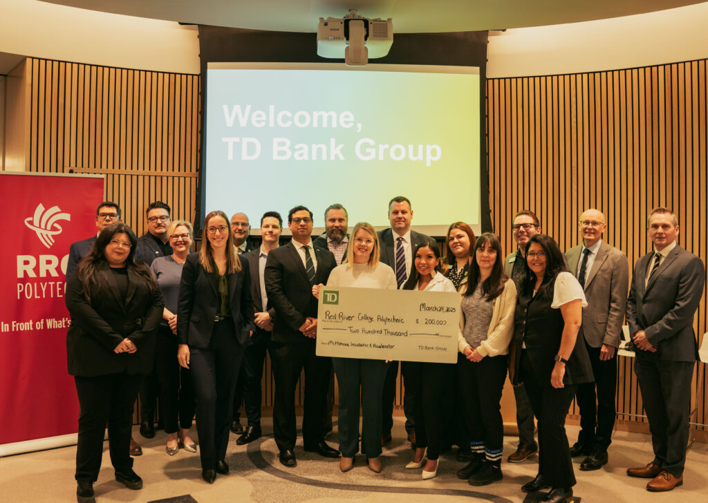 一群人拿着一张大支票对着镜头微笑。