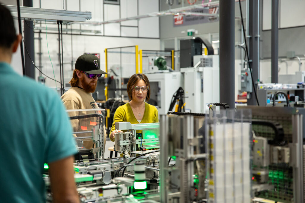 实验室里的讲师和学生。