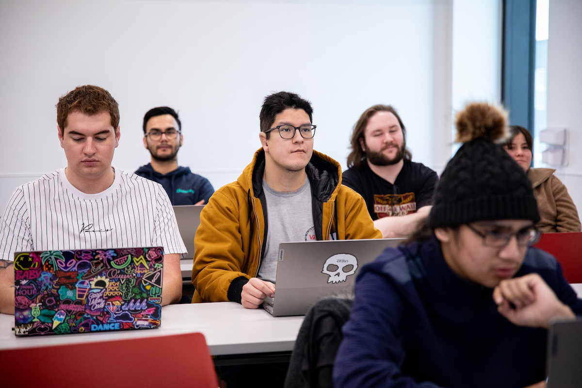 教室里的土著学生