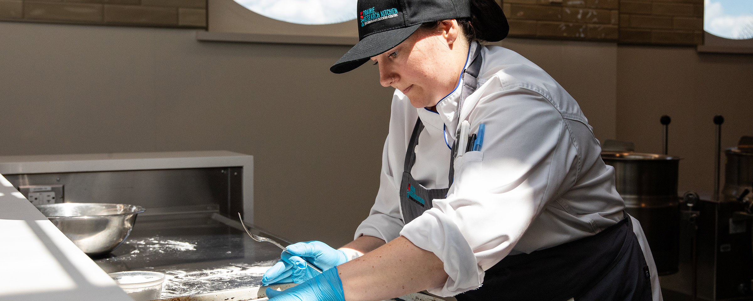 在商业厨房工作的人